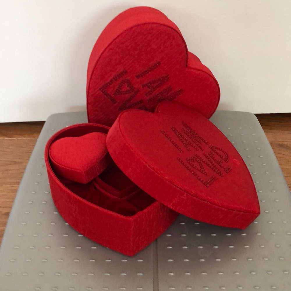 ☘️$4 NEW! Love gift box “I AM LOVED” - true red